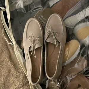Brand new cream suede and leather Sperry loafers with laces size 9 1/2